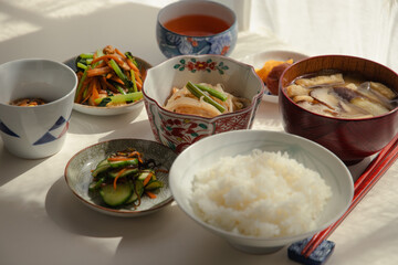 ヘルシーな日本の家庭料理の定食。ご飯・味噌汁・納豆・小鉢・漬物