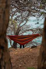 Persona sentada en hamaca mirando hacia el mar en la Costa Brava, Cataluña