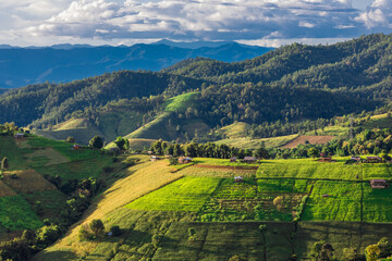 Wallpaper from the top of the mountain, overlooking the panorama, with the wind blowing all the time, fresh air, is a viewpoint that adventurers regularly visit.