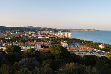 Naklejka premium Vistas de Platja d'Aro desde el Mirador del Pinell, Costa Brava, Cataluña