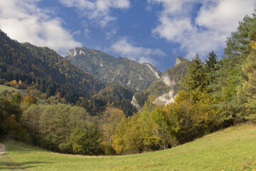 Panoramic view of the autumn landscape in Pieniny Mountains, Three Crowns Massif (Trzy Korony), Szczawnica, Poland © mychadre77
