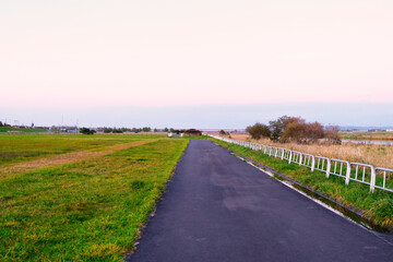 夕方の河川敷横の散歩道 1 北海道釧路市
