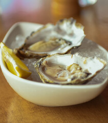 Raciones de ostras con limon de excelente calidad