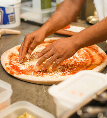 Pizza italiana de masa fina con salami picante y mozzarella