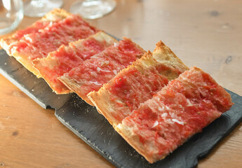 Ración de pan con tomate típica de Cataluña