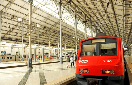 Esta&ccedil;&atilde;o do Rossio em Lisboa, Portugal. Comboio com destino a Sintra dentro da esta&ccedil;&atilde;o ferrovi&aacute;ria do Rossio.
