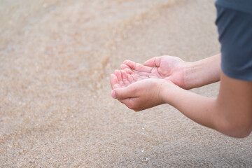 海水を掬う手元