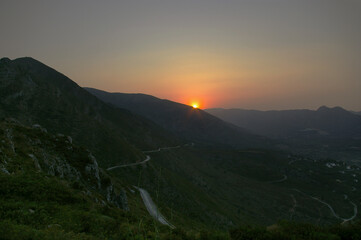 Fototapeta premium Paisaje natural con puesta de Sol desde la montaña Coll de Rates en la zona del pueblo de Parcent con vistas al valle. Alicante. España
