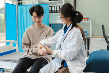 Obraz premium doctor having blood pressure test woman at the clinic in the morning.