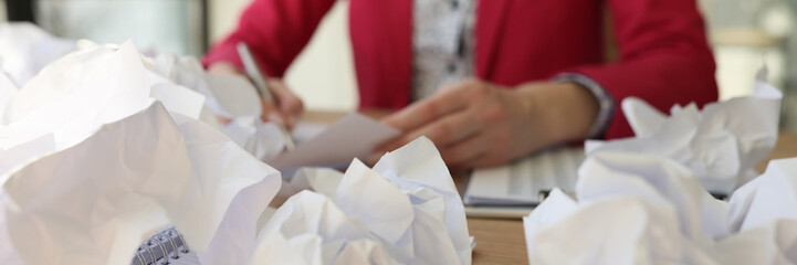 Obraz premium Irritated woman writes business ideas sitting at table