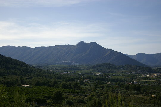 Paisaje parte 01 de panor&aacute;mica del valle de Pop y Sierra del Carrascal con cercan&iacute;a del pueblo de Parcent. Alicante. Espa&ntilde;a. 