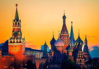 Obraz premium The Moscow Kremlin and St. Basil's Cathedral on Red Square in Moscow, Russia. Landscape at sunset.