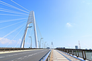 Fototapeta premium どこまでも続く爽やかな青空と巨大な大師橋