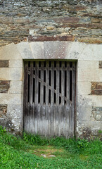 Puerta de madera en un antiguo monasterio