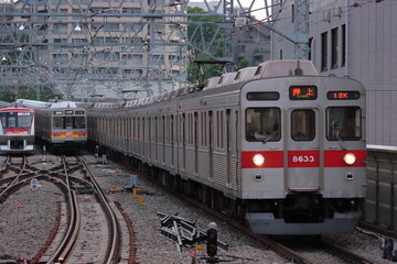 轟音を立てて田園都市線を疾走する東急8500系電車_2010/5/9撮影
