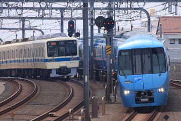  連続高架線を行き交う60000形ロマンスカーMSEと8000形電車