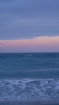 夕暮れ時の海辺の縦型動画
