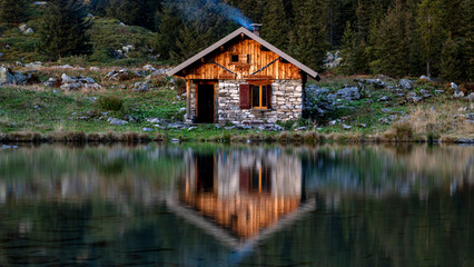 Fototapeta premium Paysage de montagne dans le massif de Belledonne entre alpages et forêts autour du lac de Léat en automne dans les Alpes