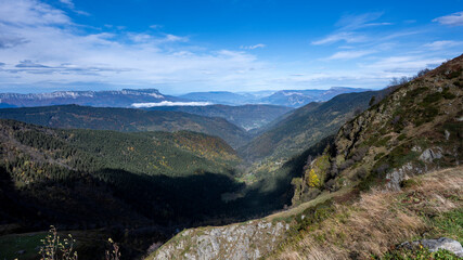 Paysage de montagne dans le massif de Belledonne entre alpages et forêts autour du refuge de l'Oule dans les Alpes en France à l'automne