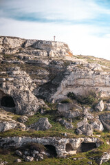 Increíbles y hermosas postales de Matera, una localidad de montaña en el sur de Italia en donde se pueden apreciar las características construcciones en la montaña predominante de rocas.