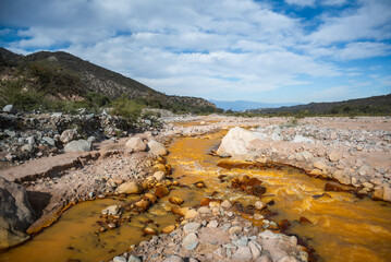 Hermosa vista del Río de Dos colores en la localidad de Chilecito, provincia de La Rioja, en...