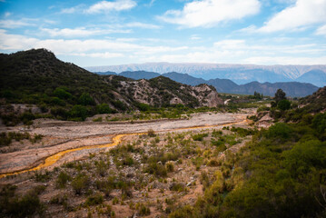 Hermosa vista del R&iacute;o de Dos colores en la localidad de Chilecito, provincia de La Rioja, en Argentina, donde se puede apreciar una mezcla de colores cobrizos y grises entre rocas y monta&ntilde;as.