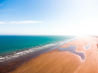 imágenes con drone de las playas de Río Negro, provincia ubicada en la Patagonia Argentina donde se aprecia un hermoso atardecer, aguas cristalinas y arena blanca.