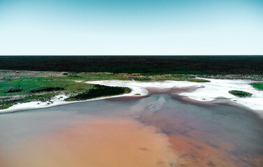 Ruta 40 en Argentina con una increíble vista de salinas donde se aprecia un paisaje de hermosos colores con una toma de drone.