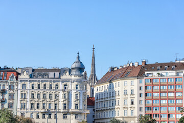 Obraz premium Vienna, Austria - July 23, 2024: Building facades in the early morning in Vienna 