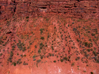 Imágenes con drone de la famosa Cuesta de Miranda en la provincia de La Rioja, Argentina. Se pueden apreciar los maravillosos colores rojizos de sus montañas y los tonos verdes de sus árboles en otoño