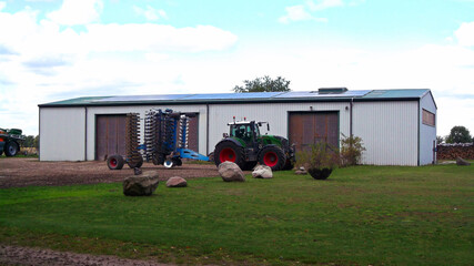 Traktor mit Ackergeräte zur Feldbearbeitung © silbertaler