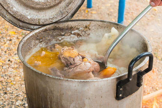 Tradicional Sancocho de Olla Colombiano, sopa de pollo en le&ntilde;a tradicional colombiano, acercamiento