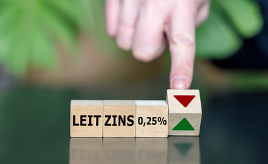Holzwürfel bilden den Ausdruck 'Leitzins 0,25%'. Symbol für eine Anhebung oder Senkung des...