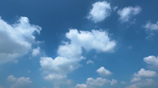 맑은 하늘에 구름