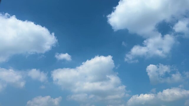 맑은 하늘에 구름