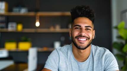 Obraz premium Smiling young man looking at the camera in a casual setting.