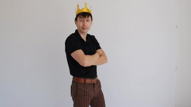 homem usando coroa de rei 