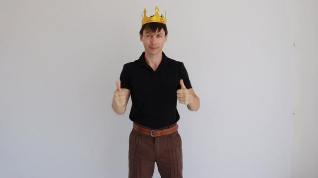 homem usando coroa de rei 