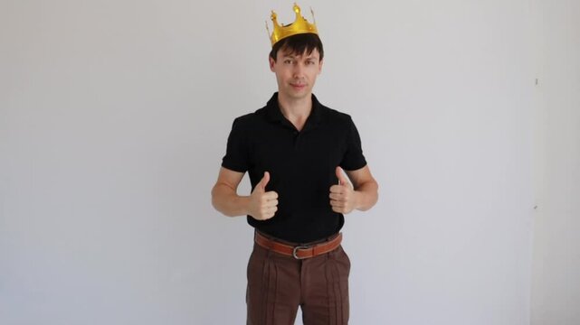 homem usando coroa de rei 