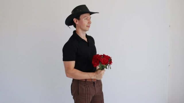 homem entrega flores 