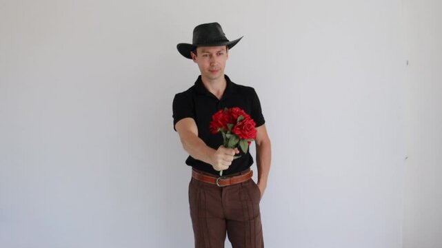 homem entrega flores 