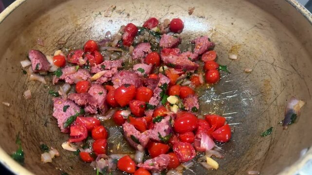 carne frita com tomates vermelhos 