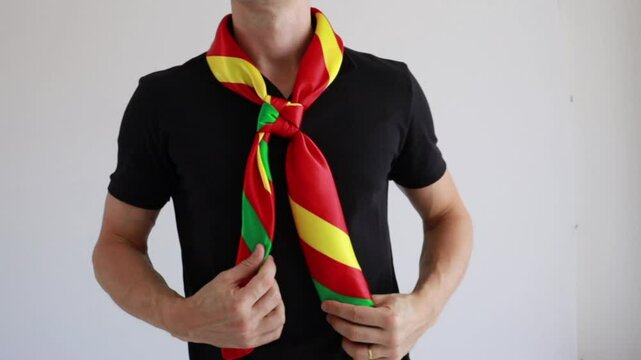 homem tradicional do sul do brasil usando len&ccedil;o 