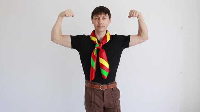 homem ga&uacute;cho fazendo pose com musculos 