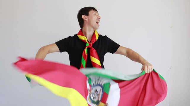 homem ga&uacute;cho com bandeira do rio grande do sul brasil 