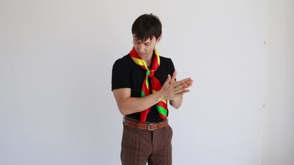 homem gaúcho aplausos  - Powered by Adobe