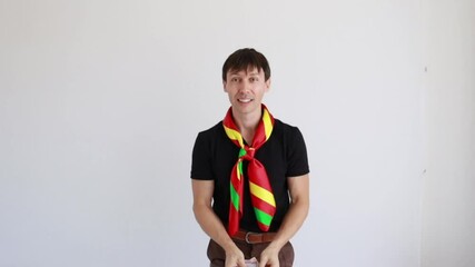 homem gaúcho  pegando dinheiro  - Powered by Adobe