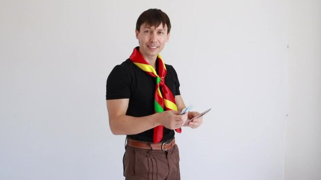 homem ga&uacute;cho  pegando dinheiro 