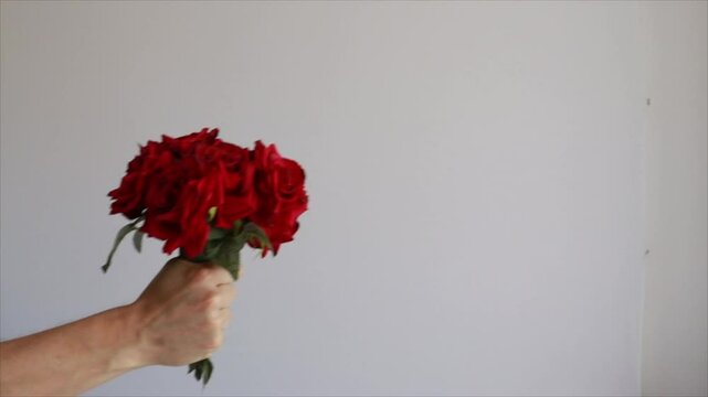 homem entregando flores 