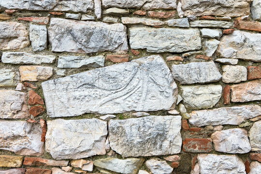 Muro di mattoni e pietre
